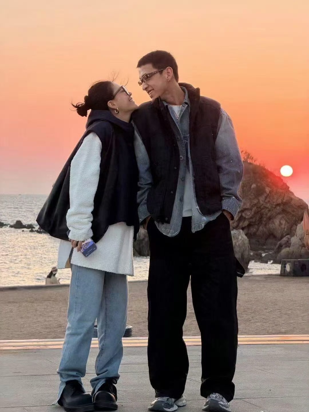 李嘉格新男友才26岁恭喜姐姐我们大女人就是要谈年轻的身材好的