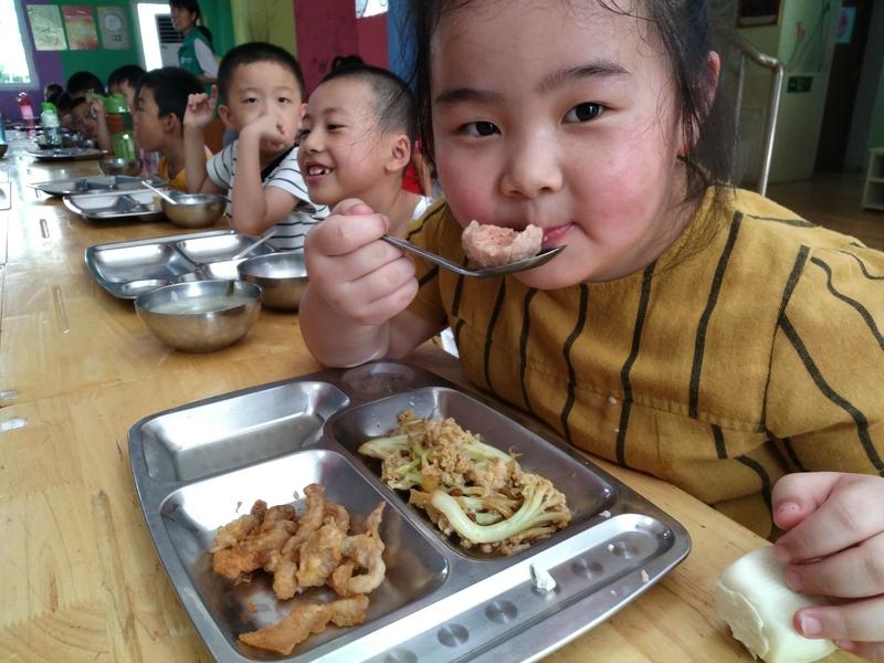 家有仨娃，我家的饭桌每天都像战场，最后赢的永远是那个最会耍赖的小不点！
 
每天