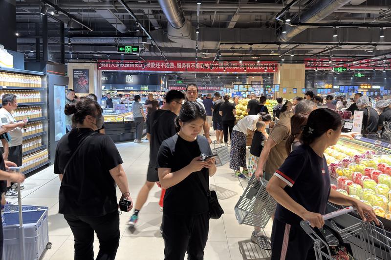 昨天去了一趟沃尔玛，出门结账感受到了它与本地的永辉的不同，特别是去年“胖改”后的