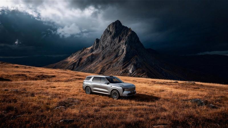 随着智己LS8外观效果图的再度曝光，这款被誉为“陆家嘴揽运”的新作展现出了极强的