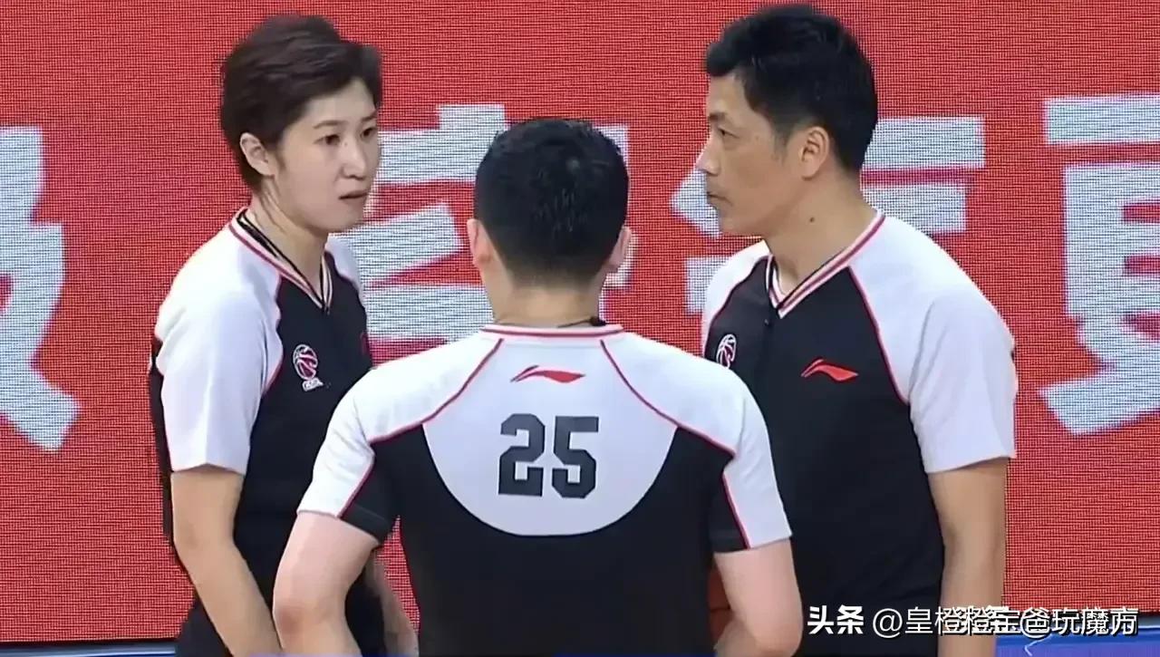 昨晚CBA常规赛广东vs福建，这两名男裁判刷新了我的认知？一个是李江淮和胡明轩的
