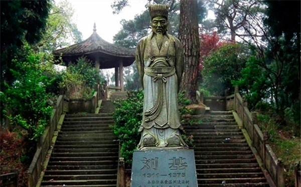 1375年，刘伯温去世，朱元璋派人重修他的老宅，又挖了他的坟，撬了他的棺。没想到