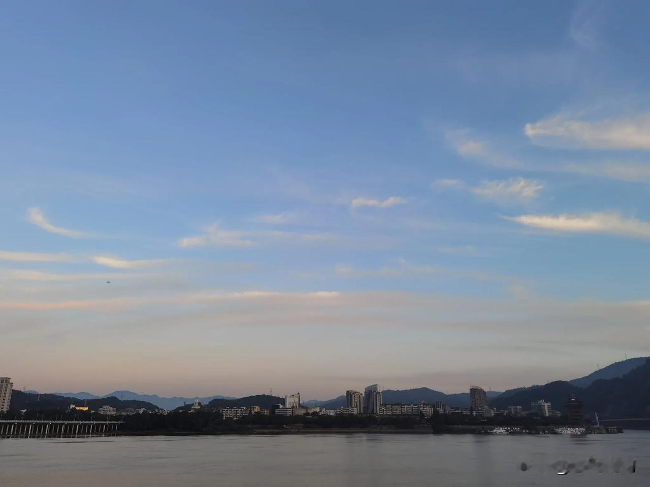 家人闲坐，灯火可亲，就是最幸福的光阴。