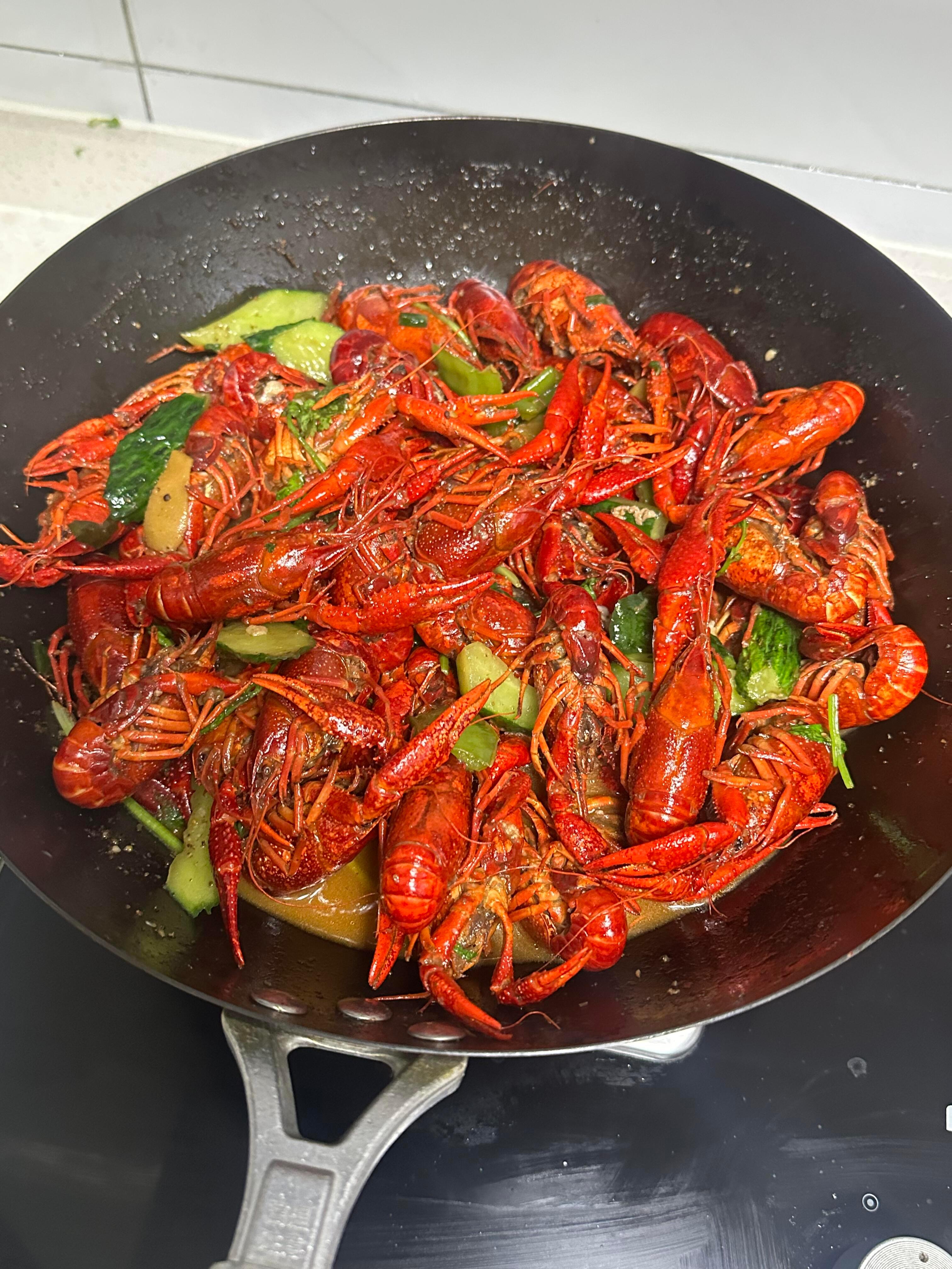 🦞๑´ᵕ`๑🦞      龙虾配啤酒      生活越过越富有 