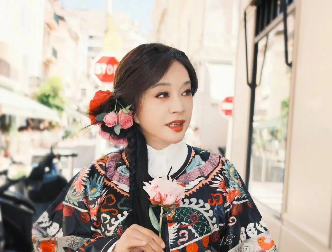 2月14日情人节，75岁的刘晓庆官宣了马年工作计划，一下子登上热搜。她真算得上是