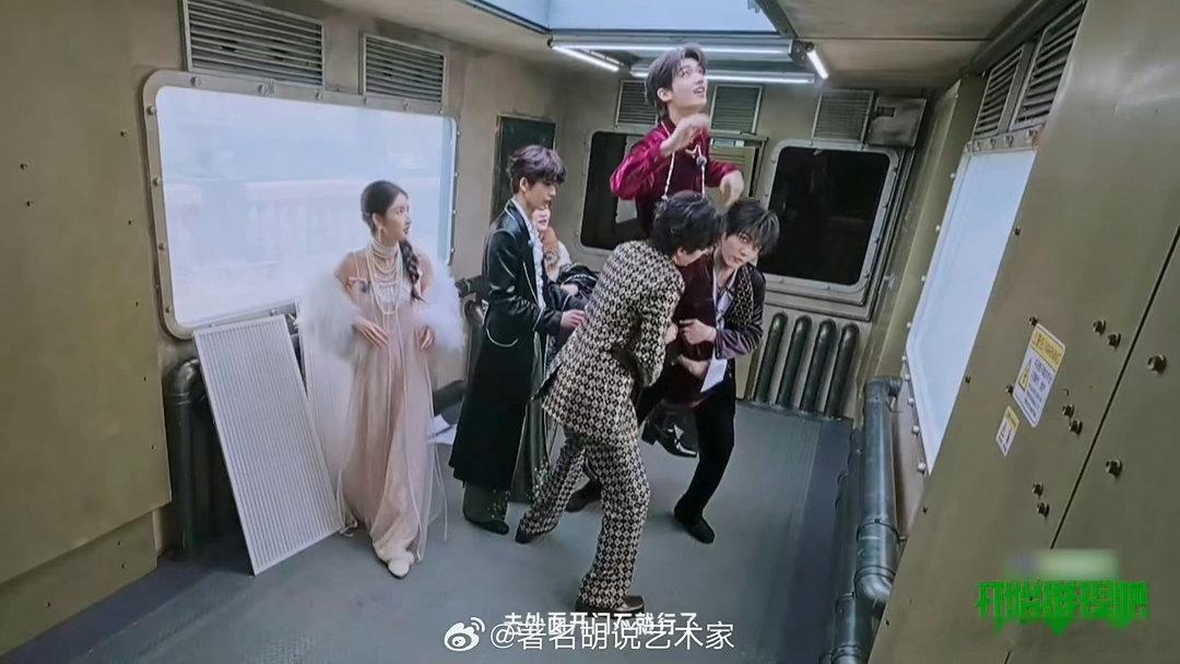 丁程鑫我也不舒服了开始推理吧 “丁宝”这两个字从别人嘴里喊出来，丁程鑫那个反应也