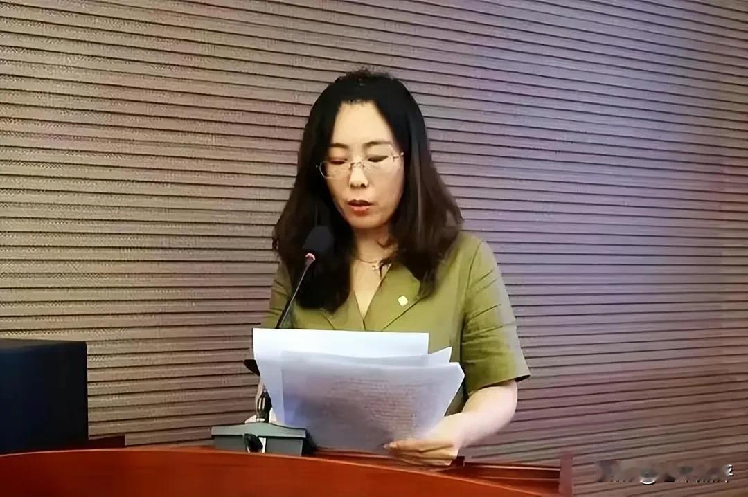 银泰黄金公告称，董事会于2024年1月13日收到张于女士的书面辞职报告。张于因个