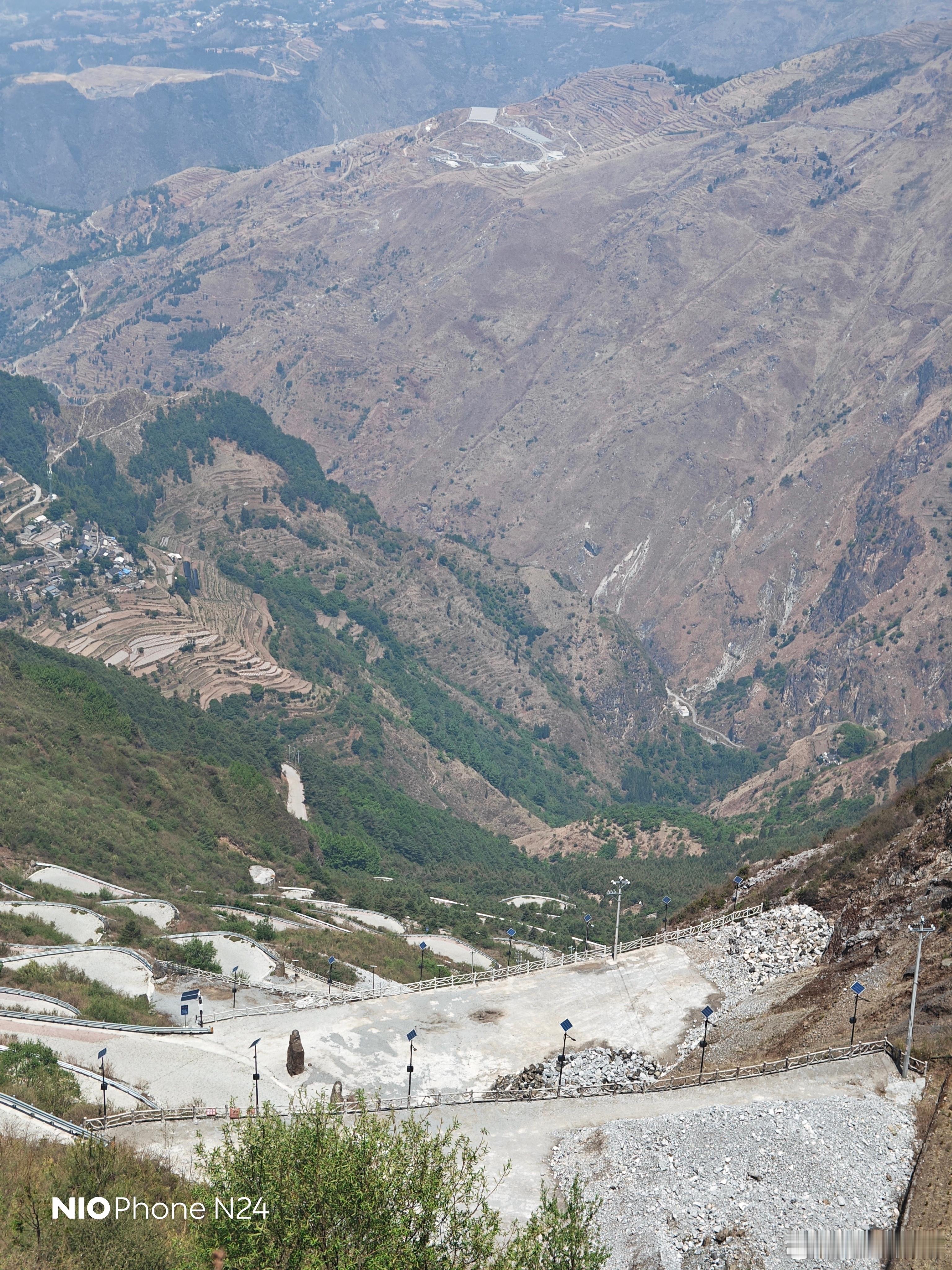 这时候必须看看远山，视野开阔一点，心情好一点。电动兄弟