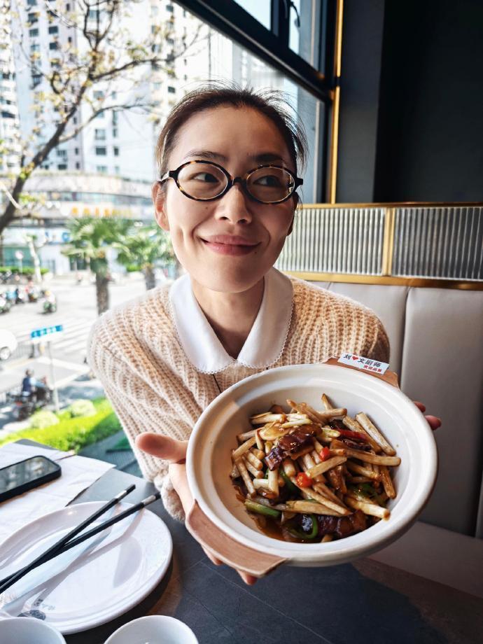 今天刘雯现身上海机场，她这次搭配的很简洁，不过看起来还是很漂亮的。

刘雯里面穿