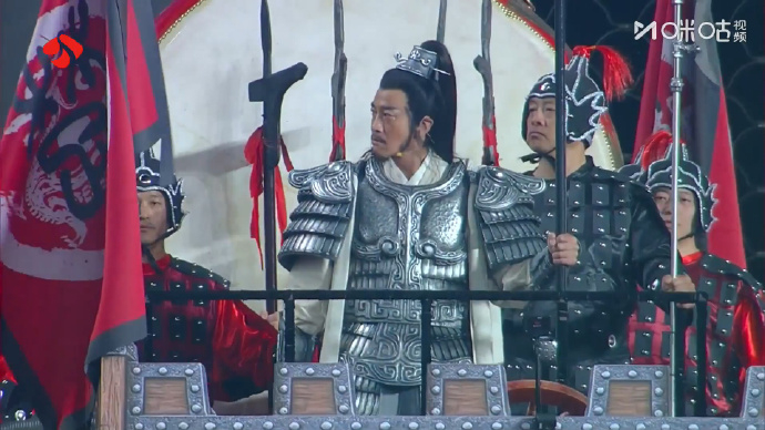 何润东霸王形象现身苏超现场 4月18日苏超第1轮，宿迁队vs南京队赛前，来到现场