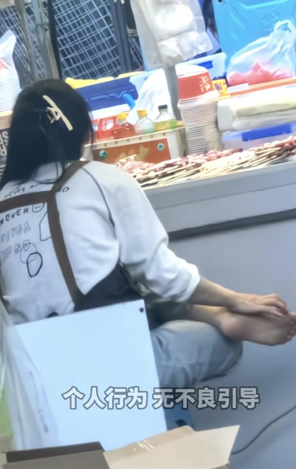“市场里的生活：忙碌的背影与日常的烟火气”🍜🌶️