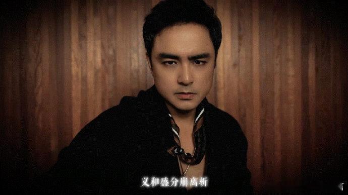 张康乐新剧集体耍小牌 你还别说这剧宣挺有创意的，起码看到他们集体耍小牌的时候好奇