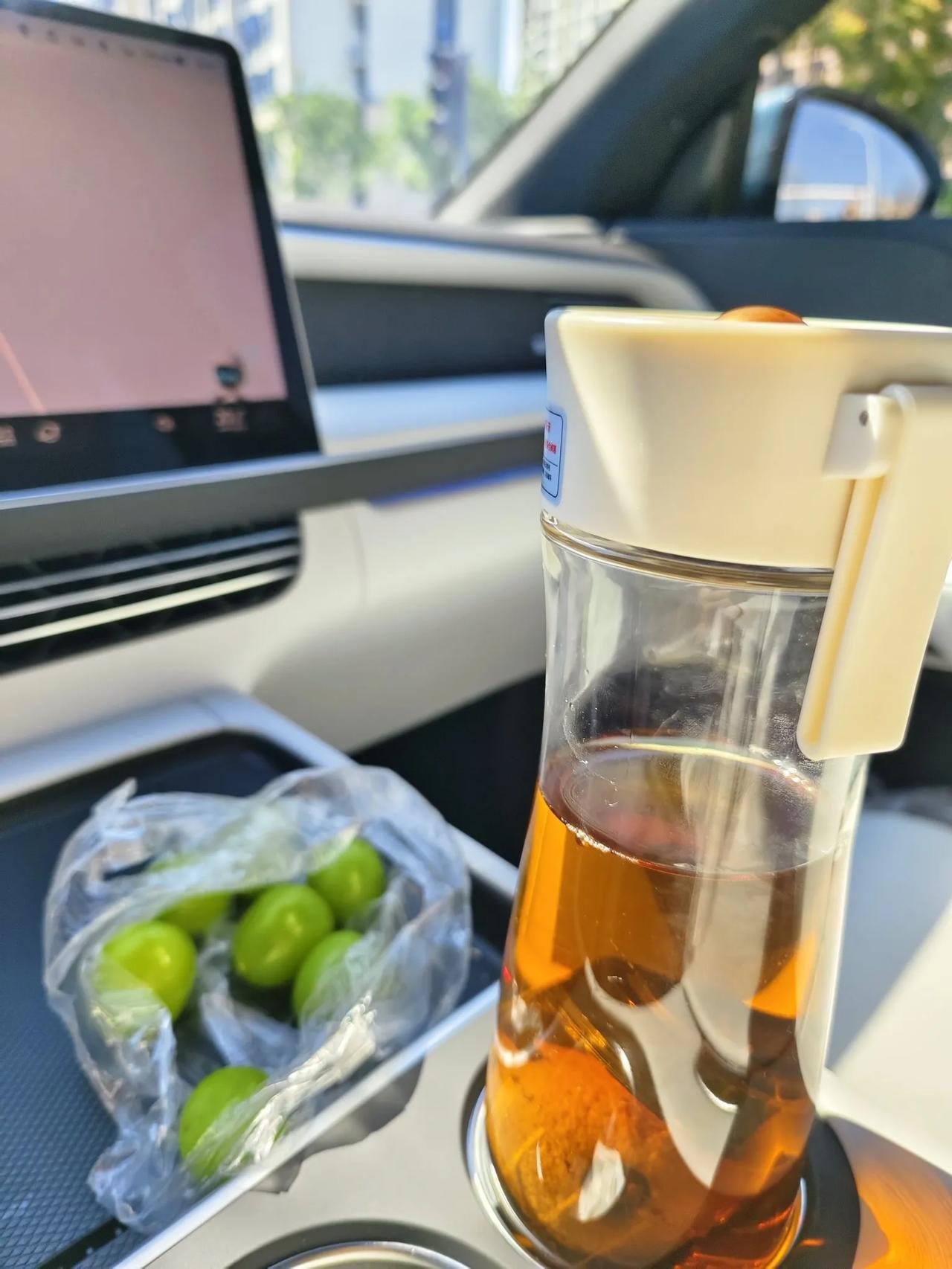 中午回家一趟，下午出门的时候，妈妈给我准备好了上班套餐[心][心][心]