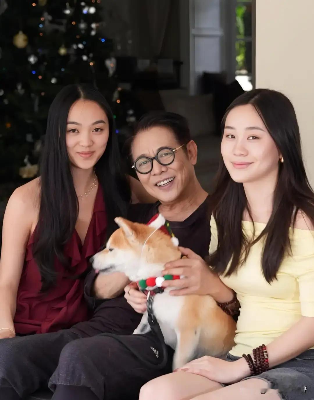 李连杰在圣莫里茨的圣诞集市，为一盏手工木雕灯和摊主砍了半小时价。
 
你绝对想不