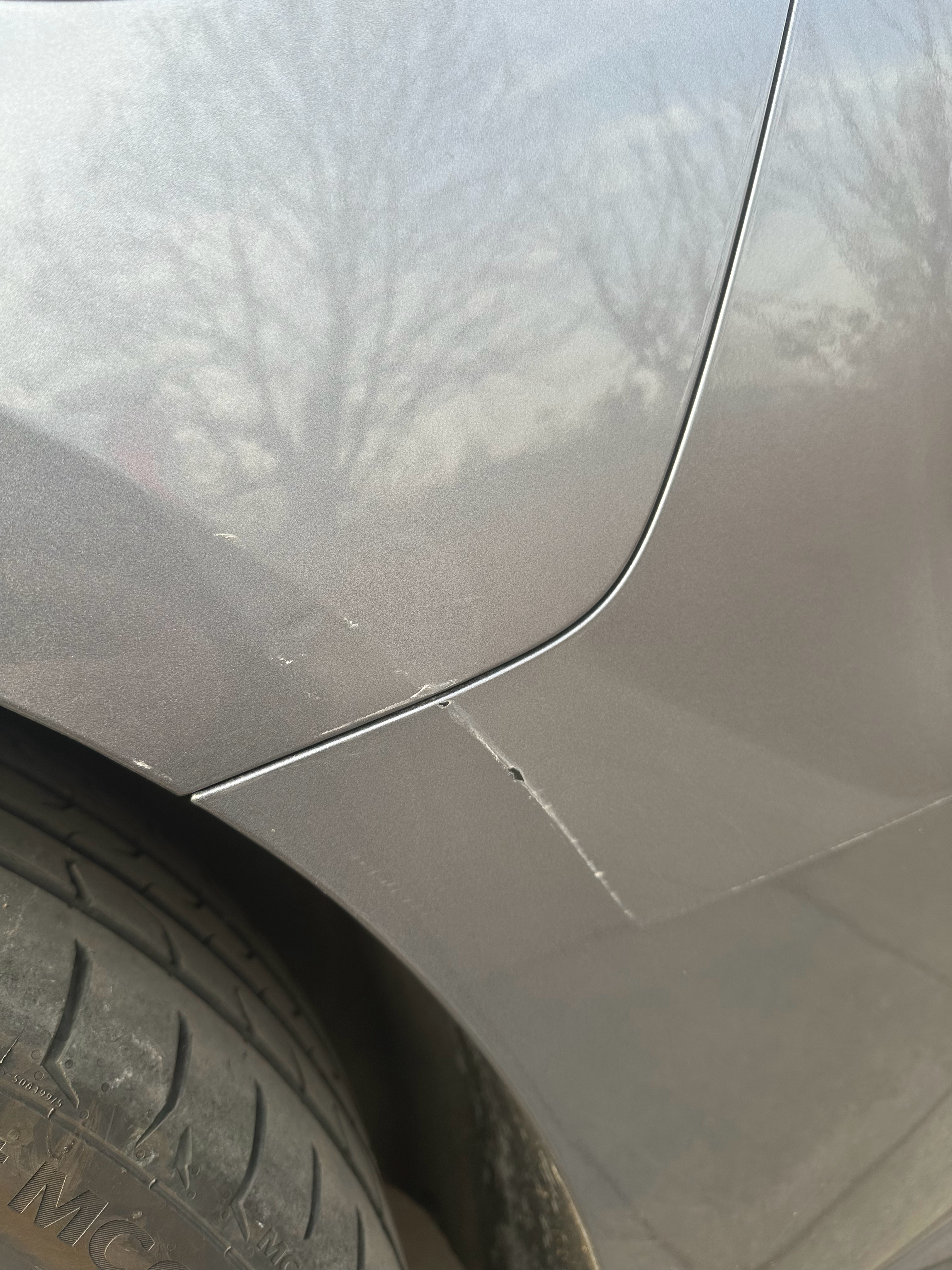 同事的车早上被剐蹭了一下看得出来，肇事方认错态度很好也看得出来，上班是真来不及了