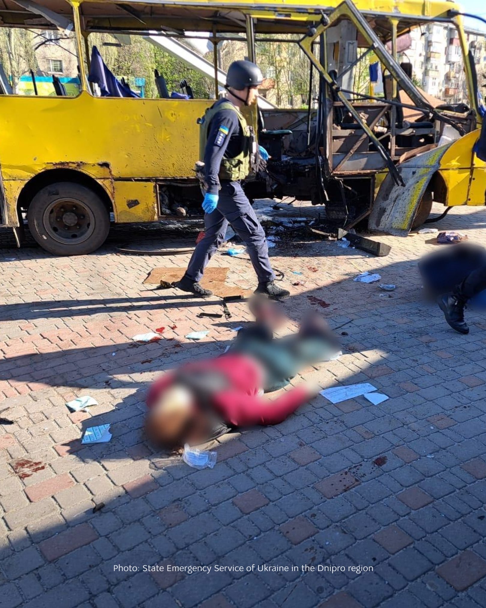 乌克兰UA  这辆公交车刚刚驶入尼科波尔的一个站点时，一架俄罗斯无人机击中了它。