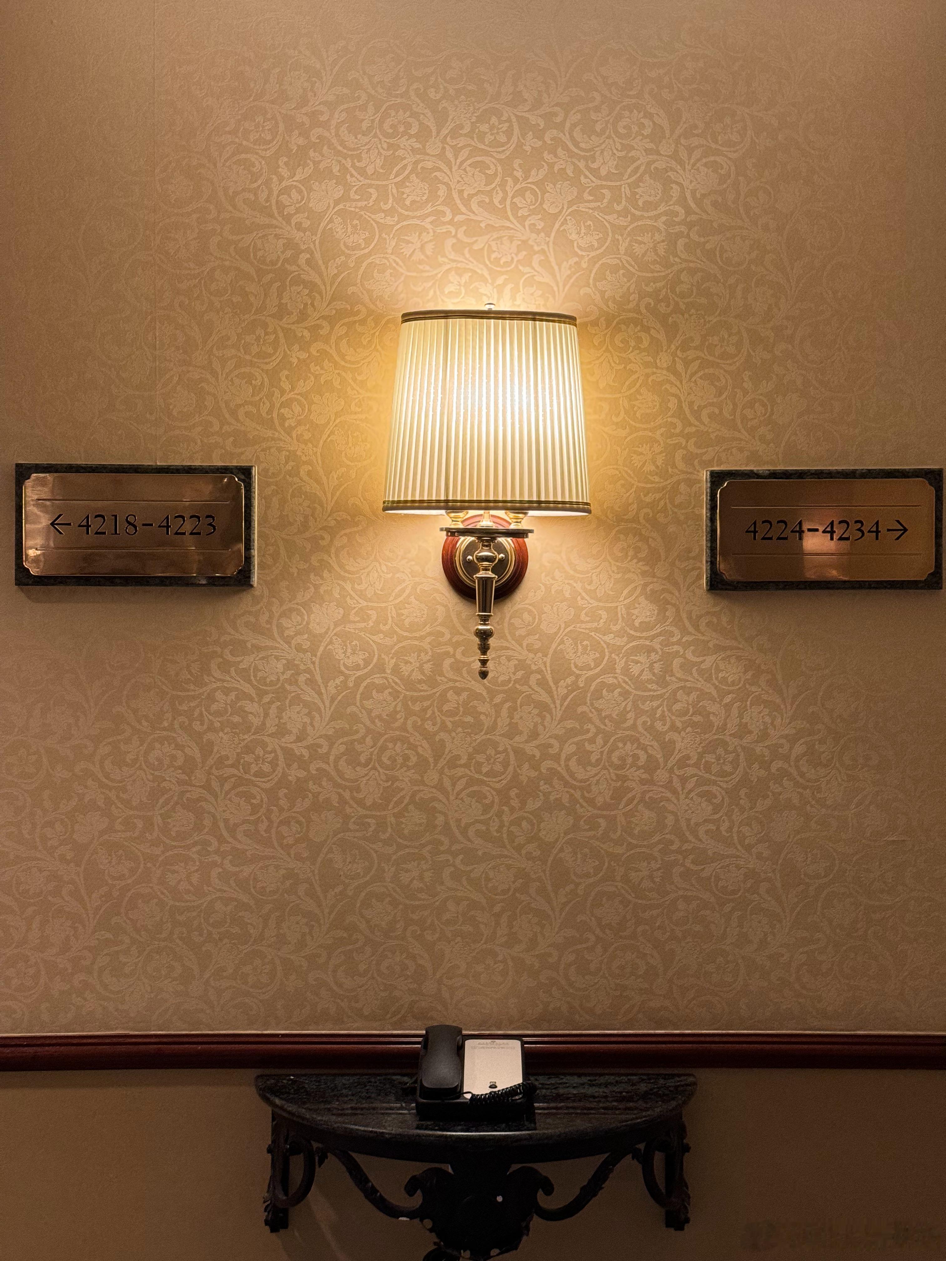 回丈母娘家吃饭，我看单元门口挂了一个拆迁公告。她说就两天所有户签完字不带犹豫的，