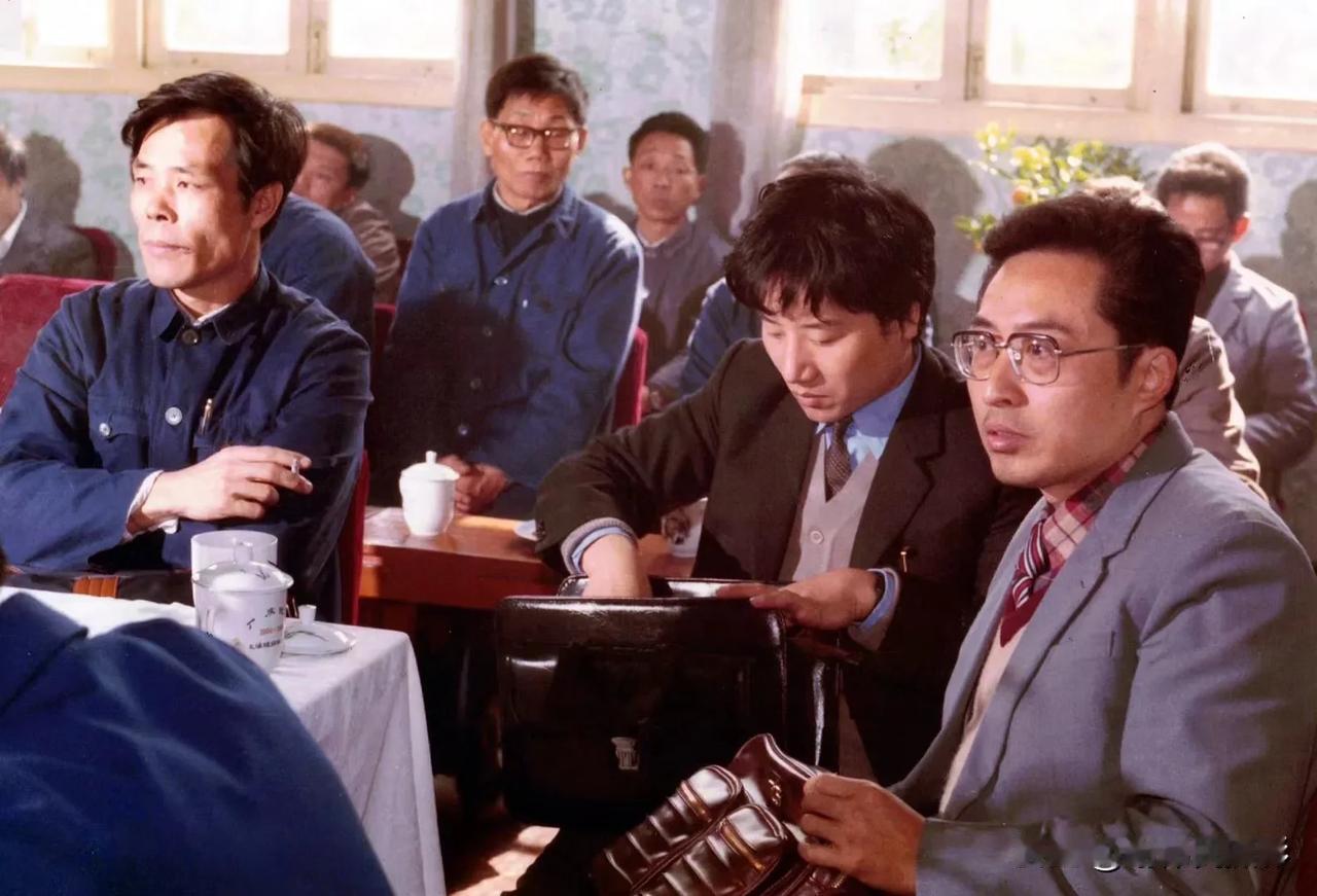 #旧照往事#  1985年11月6日。北京。与沪上媒体同仁参加上海缝纫机一厂在京