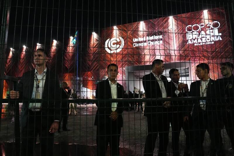 【巴西COP30会议爆发冲突 一名保安头部受伤出血】 在巴西亚马逊城市贝伦举行的