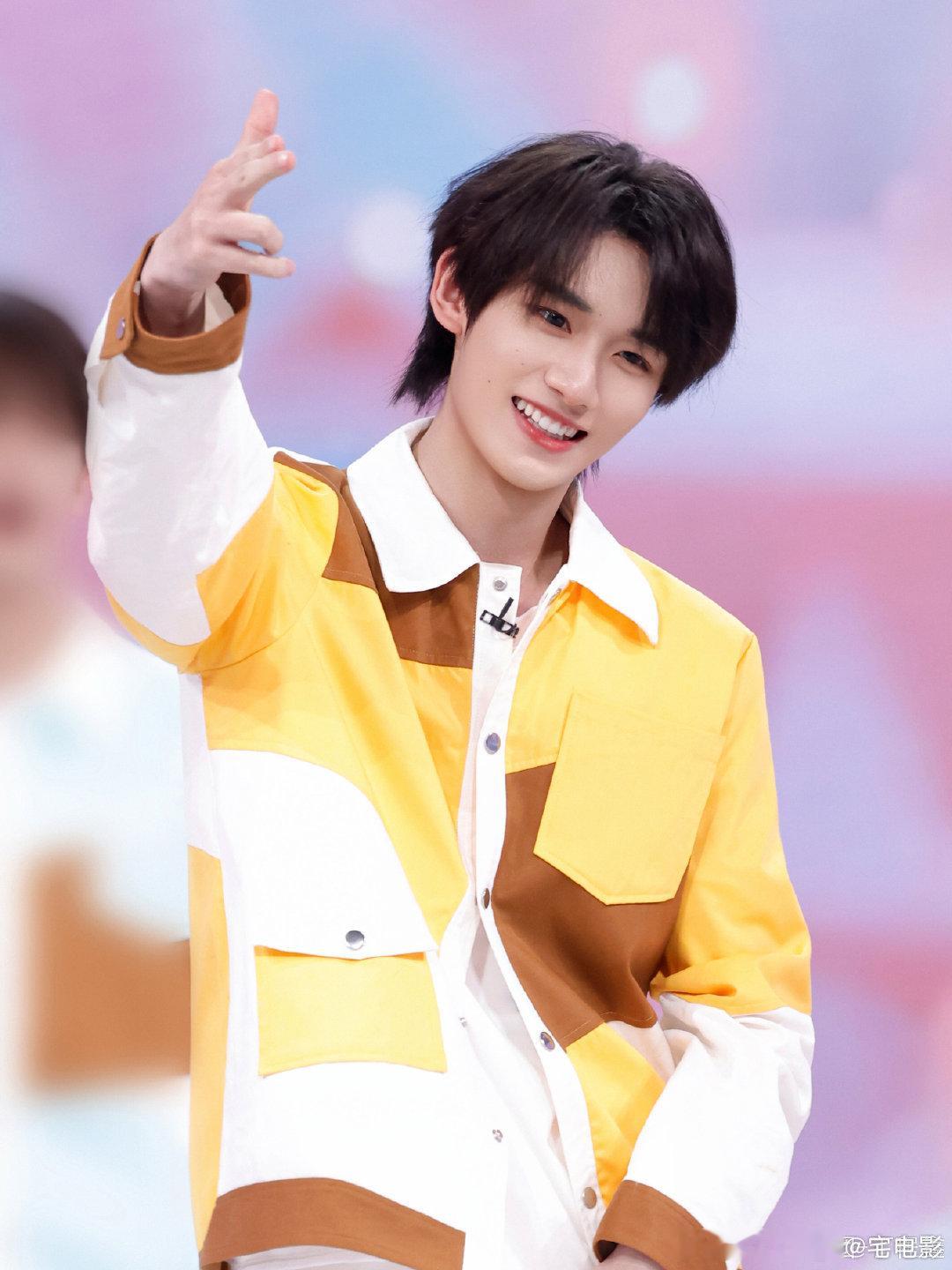 清爽亮眼的少年！丁程鑫《一点点》舞台，动作精准又可爱～ 