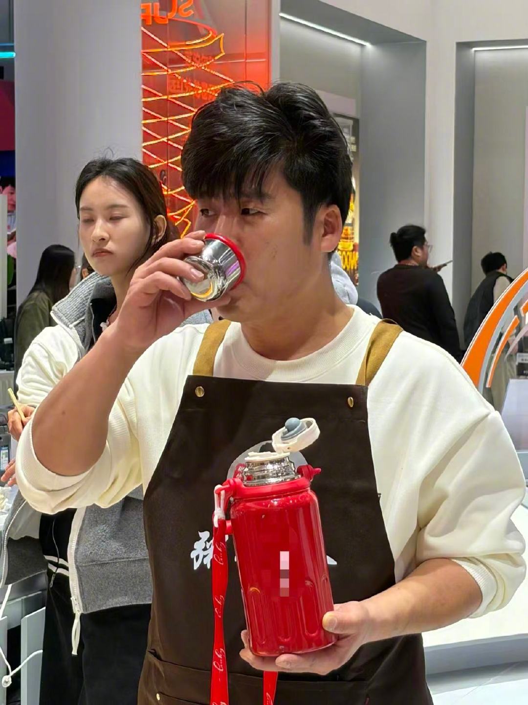 上海偶遇周饼伦 周饼伦也是好起来了，都有网友发偶遇他的照片了