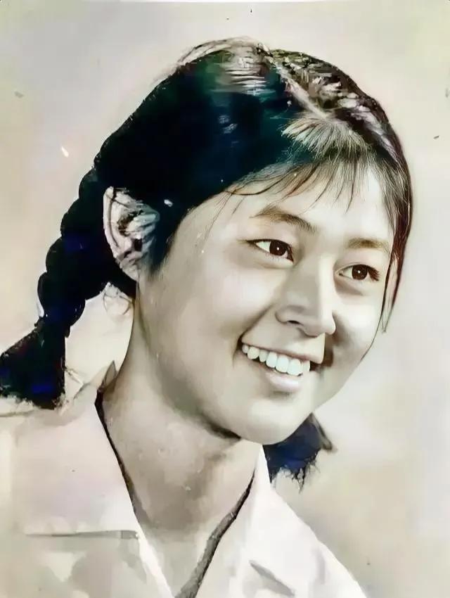 70年代，照片中这位笑容纯朴，朴实无华的姑娘，你可能不会相信她后来成为了观众非常