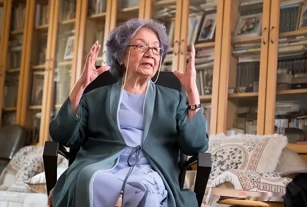 百岁词心，半生孤苦：散尽千万身家的叶嘉莹，一生从未被爱情温柔以待
 
阅读此文前
