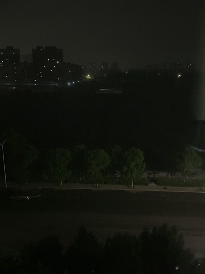 晚安💤
明天有雨，但是一切都不太重要。
明天闹钟换成 6 点起床，7 点开始干