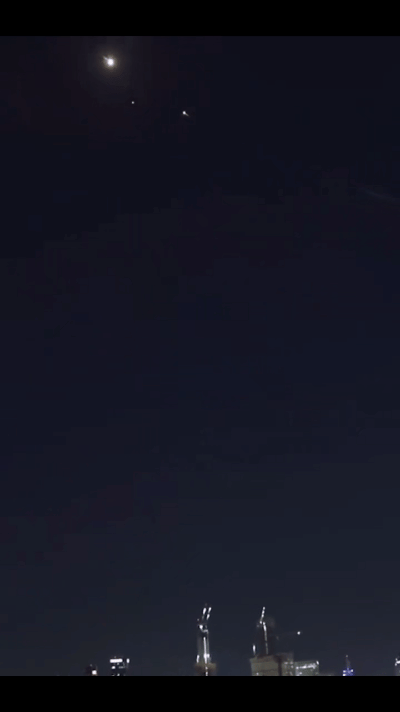 伊朗对以色列进行新一轮导弹攻击，一枚导弹到达以色列特拉维夫上空，突破以军拦截，高