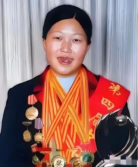 她父亲逼着19岁的她嫁给恩人的儿子，她哭闹7天，忽然放弃逃跑，终于认命，谁料，3
