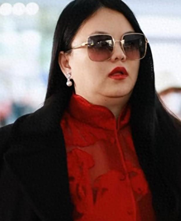李湘素颜照被曝光后，却因为身材肥胖遭受网暴，吃瓜群众是不是太离谱了？
 
她这个