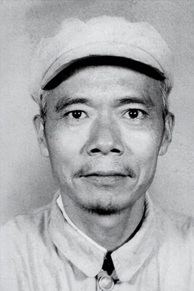 1939年，地下党员涂作潮与邻居打牌，闲聊中，邻居突然不说话，还凑到他耳边，轻声