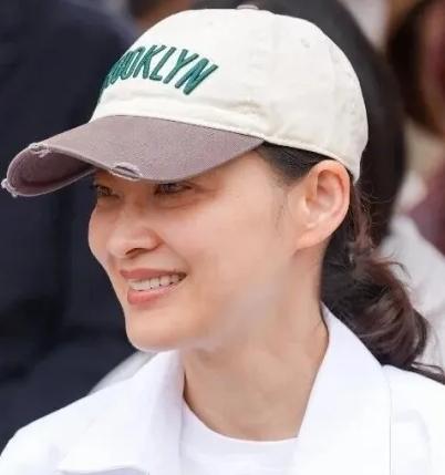 近日，演员梅婷现身景德镇。
4月13日晚，梅婷抵达景德镇，有网友晒出在陶溪川与她