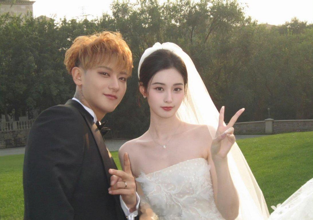 哇哦，黄子韬跟徐艺洋的婚纱照来了，两个人还是蛮登对的啊，徐艺洋穿上婚纱是真的很美