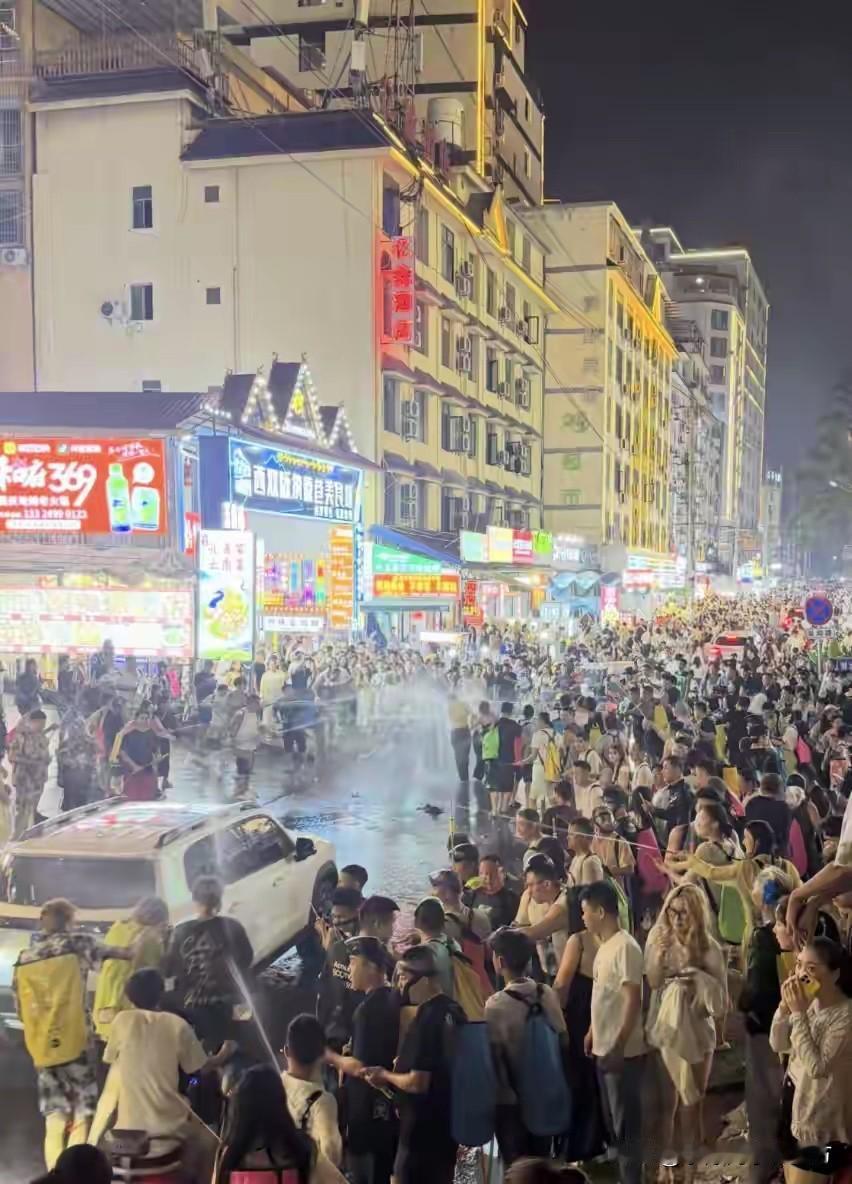 云南西双版纳！近日，西双版纳泼水节首日发生的一幕，彻底惹怒了全网，两名女子骑电动