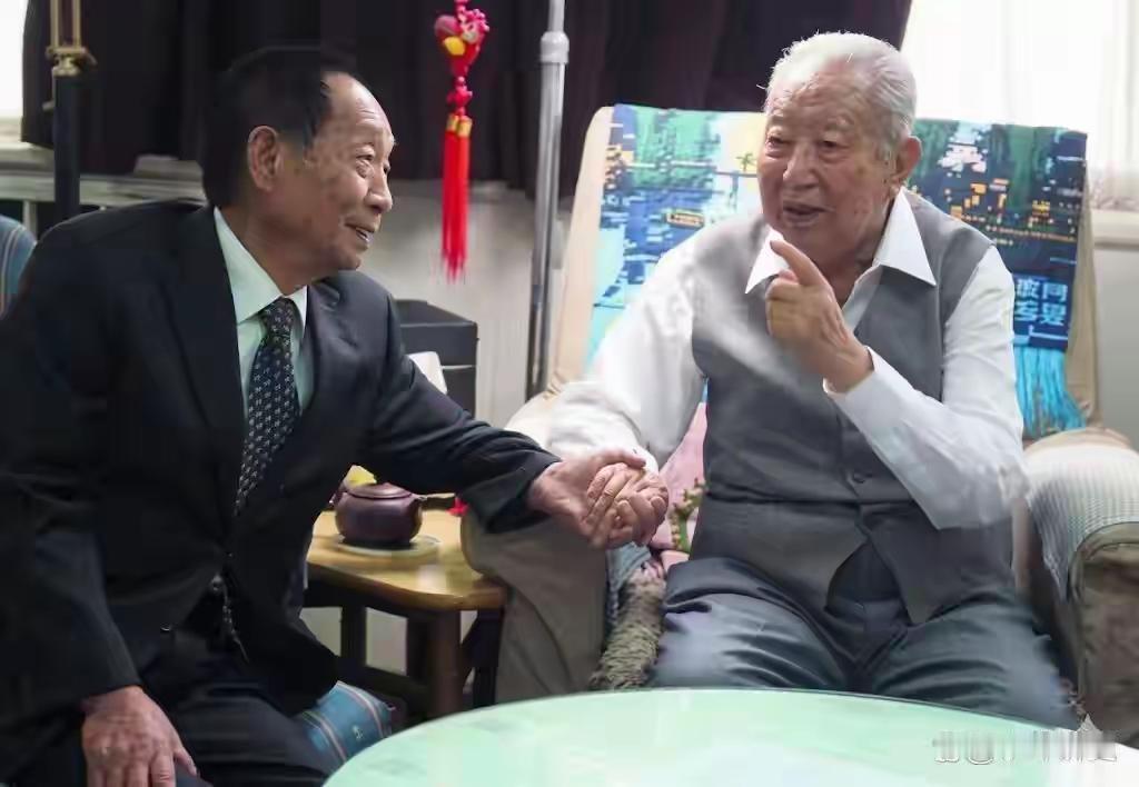 华国锋主席晚年与袁隆平院士亲切交谈的珍贵彩照！两位国之脊梁并肩晤谈，眉眼含笑、话