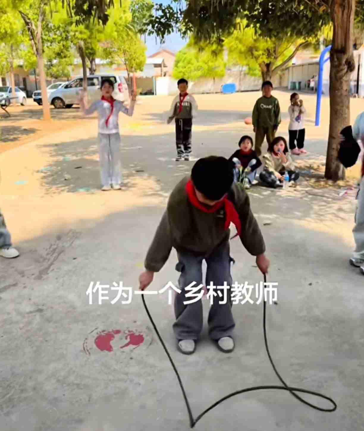 估计你只要看到这则视频，都会被深深感动——

这是最近一位老师拍摄的一则校园视频