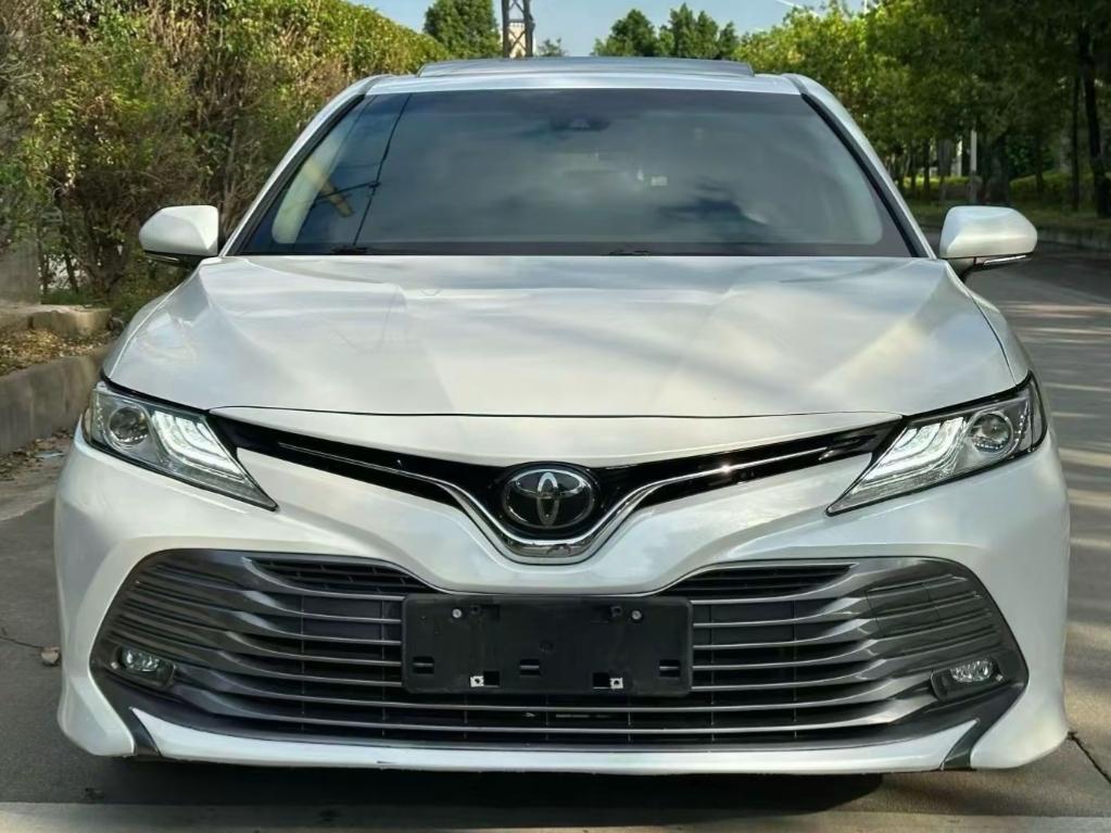 手握10万预算打算买台轿车家用，选择二手油车要比买新车性价比更高。
比如10万块