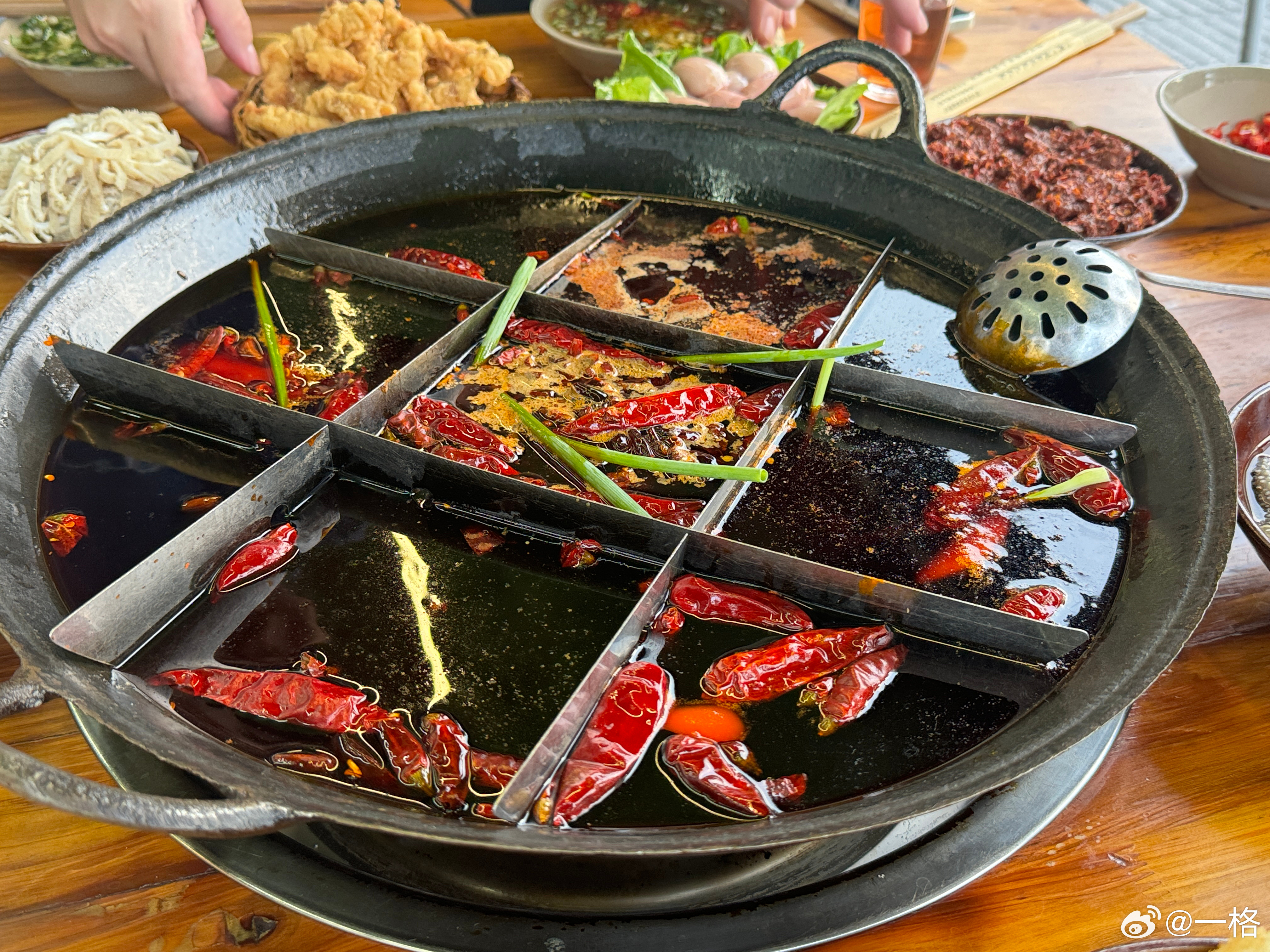 今天火锅吃爽了，没带小林，不用再点鸳鸯锅照顾他，小小中辣，拿下✌️  ​​​