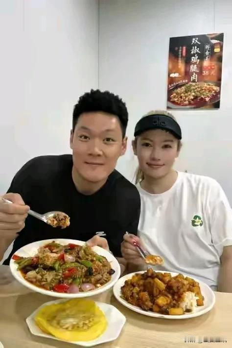 张宁的结婚纪念日午餐太“不厚道”了。6月1日，是张宁结婚两周年纪念日。他与太太在
