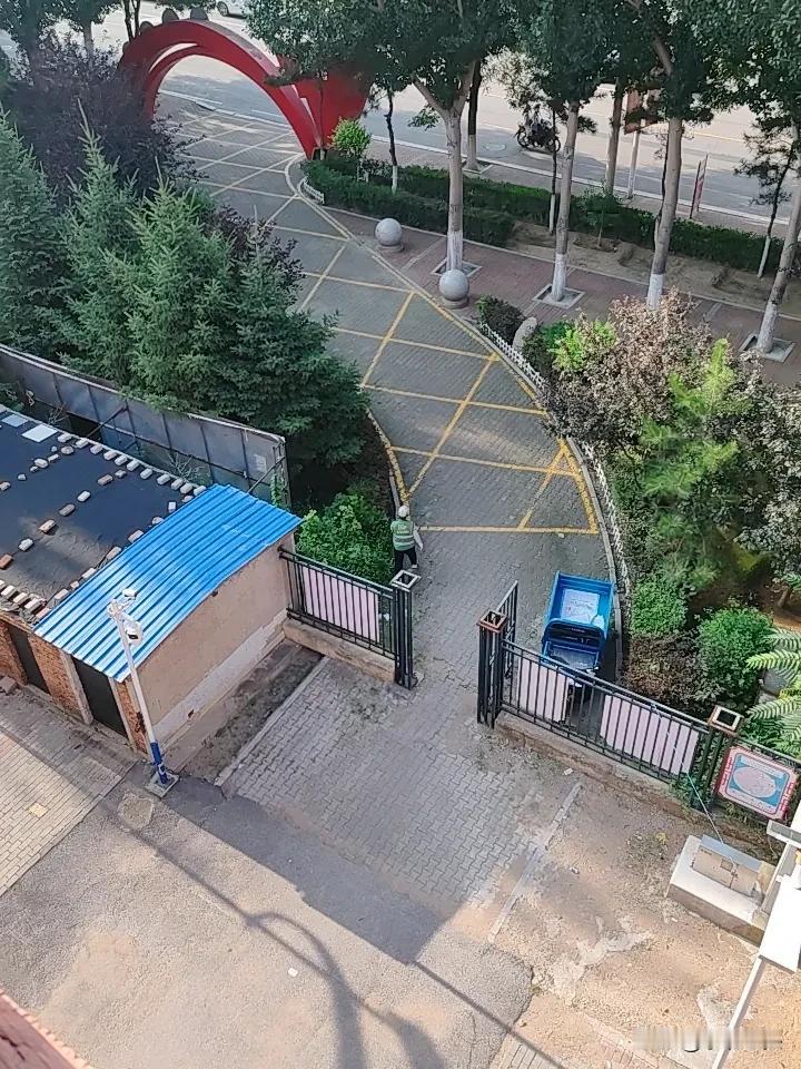 问下老哥们！
进入伏天了，
也越来越热了，
如果是老两口或者是一个人，
在不影响
