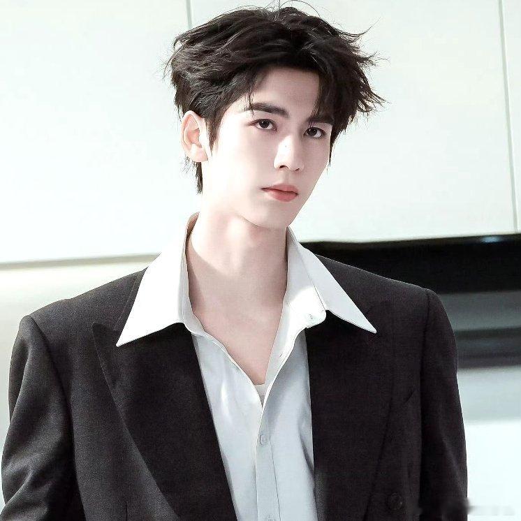 赵今麦张凌赫樱桃琥珀开播一年了由赵今麦与张凌赫主演的青春剧《樱桃琥珀》昨日迎来开