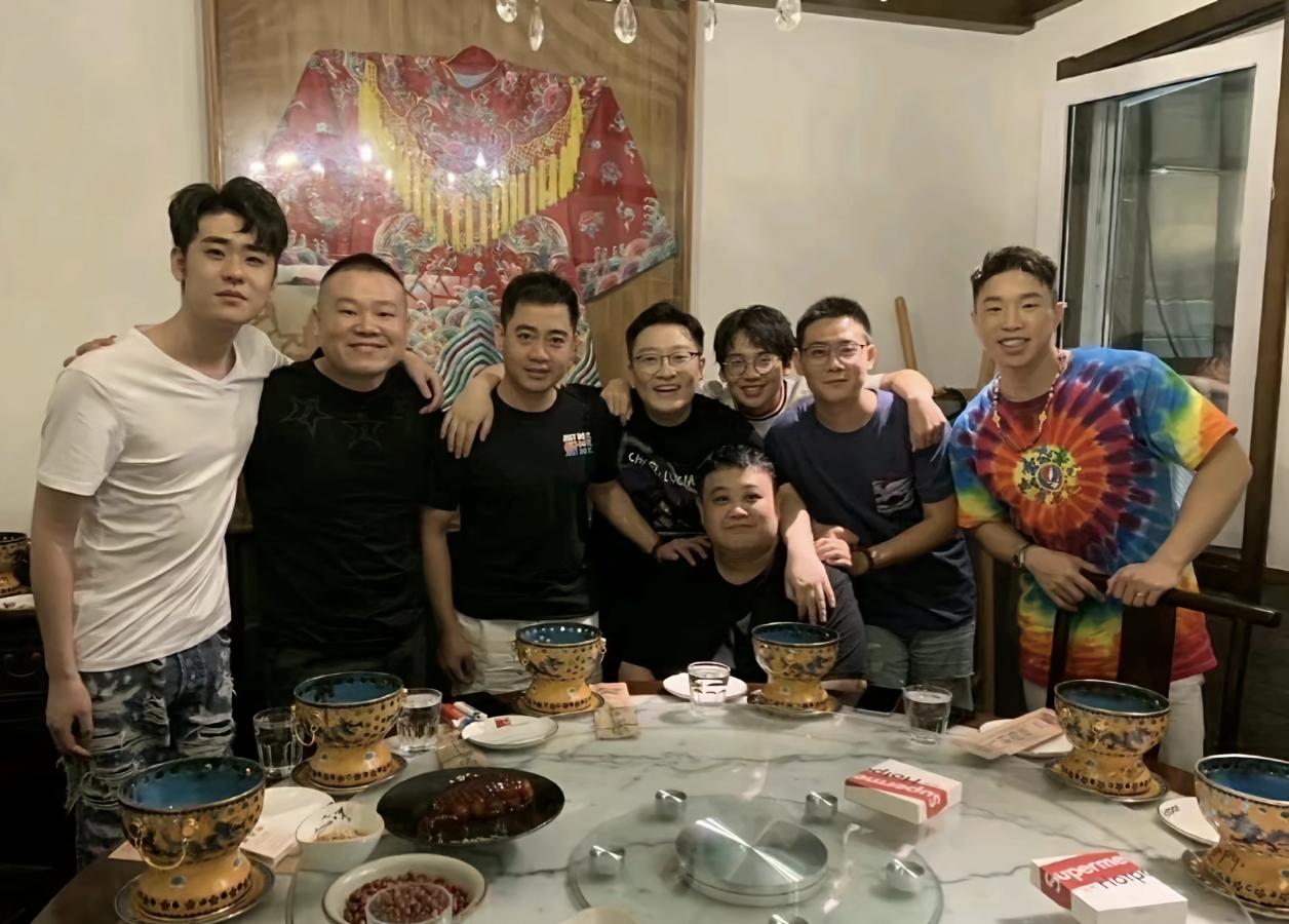 2020年，岳云鹏和师兄弟聚餐时留下了一张温馨的合影。大胖子孙越坐在中间，一众骨