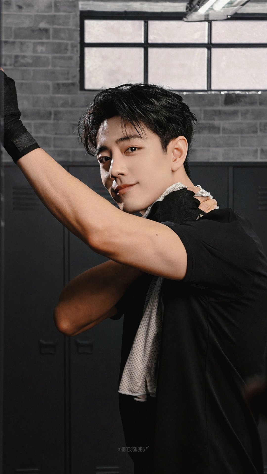 肖战壁纸肖战 肖战﻿肖战我喜欢你 微风轻拂，阳光微暖，   山河如梦，你入我心₍