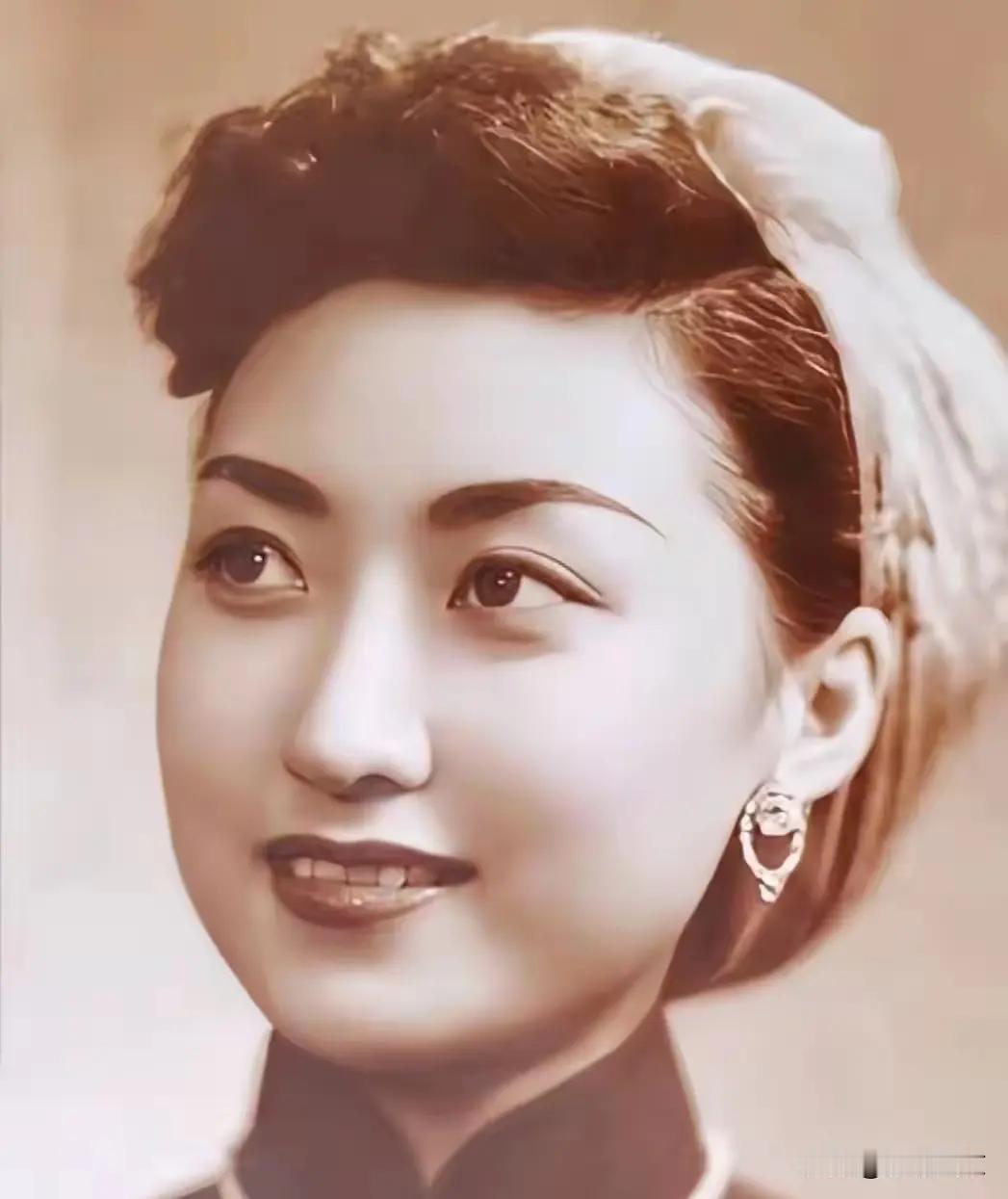 哈林的父母
可以说颜值相当高了
哈林的外貌和妈妈长的很像
身材继承了父亲