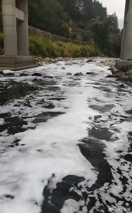 #桂林回应一河道出现大量泡沫#【广西桂林一河道出现大面积泡沫，当地回应：企业废水