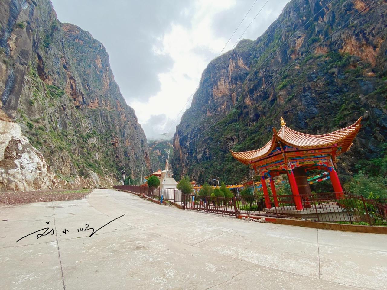 西藏昌都也有一座“文成公主庙”，藏在峡谷里，知道的游客还不多？

大家应该都知道