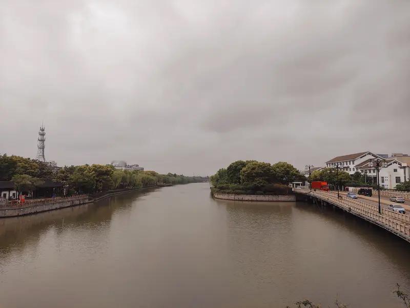 “冷月钩心，诗意绕梁不散”，这般意境，宛如在寂静的夜中，被冷月勾起丝丝情思。太仓