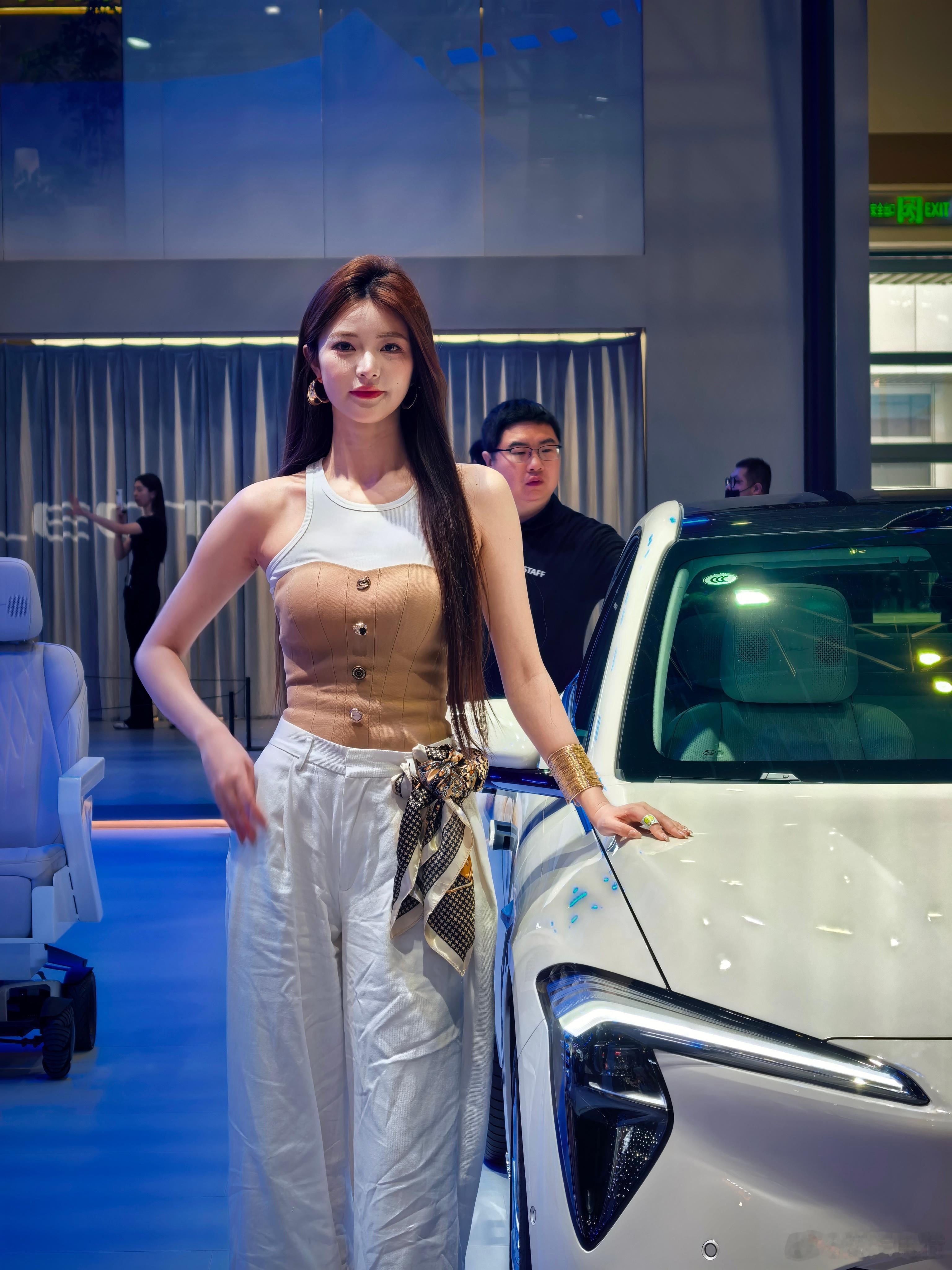 今天的2026北京车展 几乎没有“模特”。好看和颜值是稀缺资源，人是这样车也是这