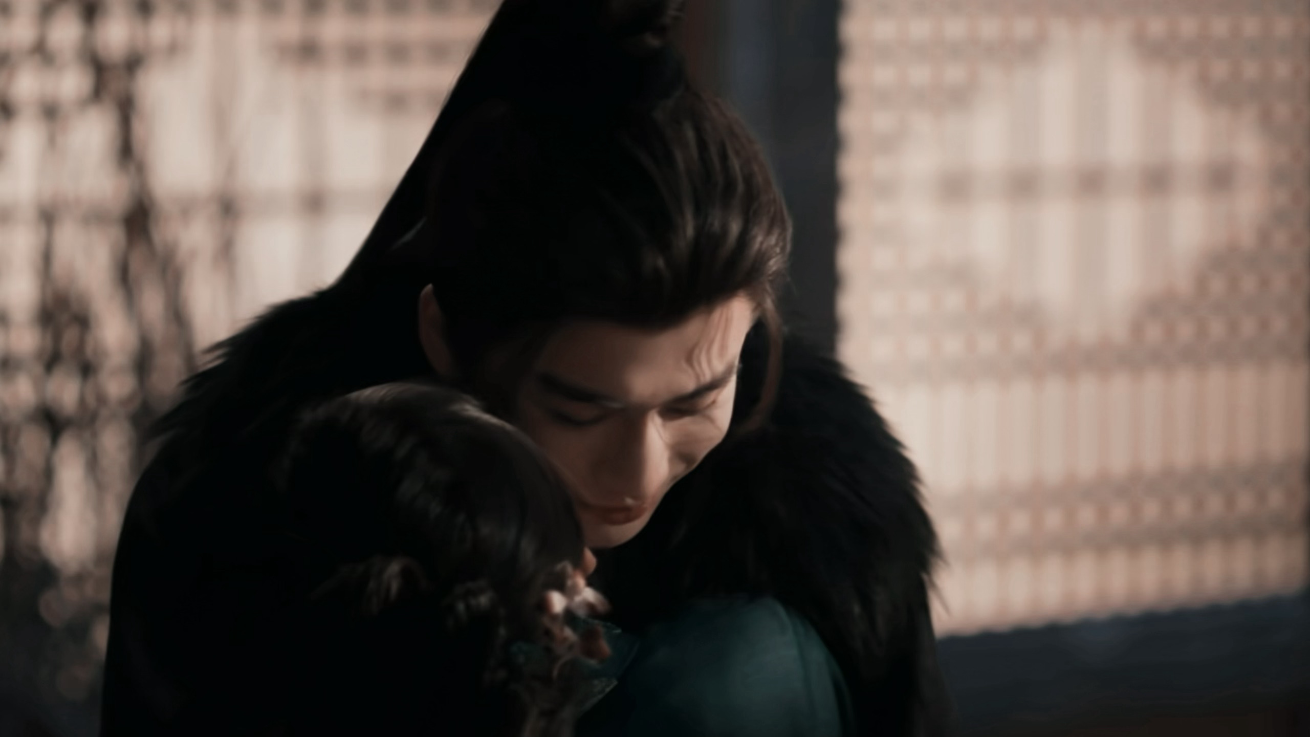 爱人的拥抱如同冬日的篝火 热切而温暖 